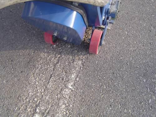 標(biāo)線拋丸機(jī)施工現(xiàn)場圖 標(biāo)線拋丸機(jī)施工現(xiàn)場圖